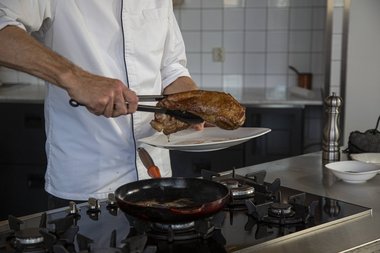 Place the veal blade on a dish.