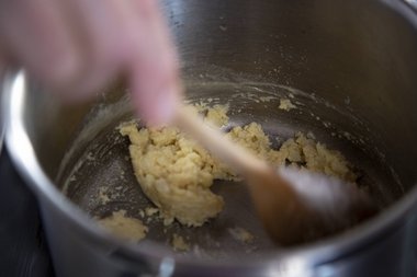 With the cooled broth you make the roux. 