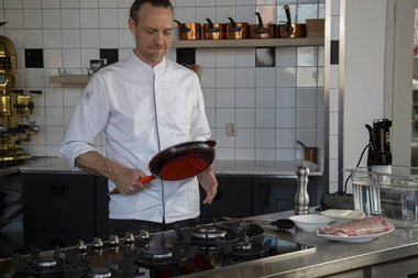 Take a frying pan for the blade veal.