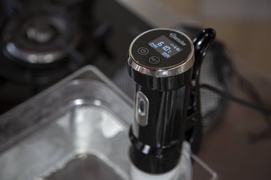 Bring the water to 61°C (142°F) with the sous vide stick.