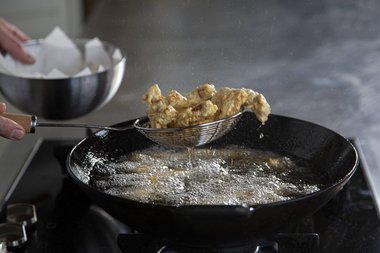 Drain the veal strips on kitchen paper.
