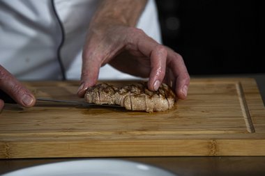 Carve the veal entrecote into slices.
