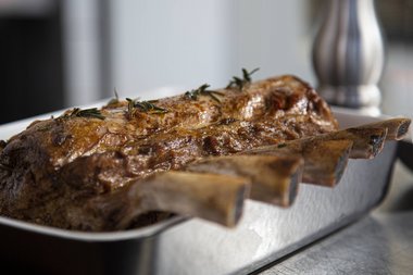 Put the veal in the oven dish.