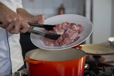 Put the veal stew in the pan.