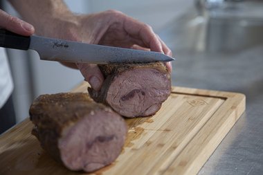 Cut the veal into slices.