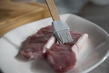 Grease the veal entrecote with some oil.