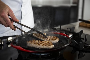 Remove the veal from the pan.
