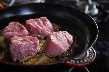 Fry the veal in the pan.