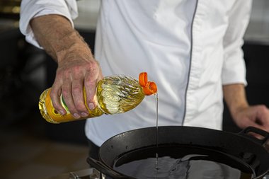 Put about one and a half litres of sunflower oil in the pan.